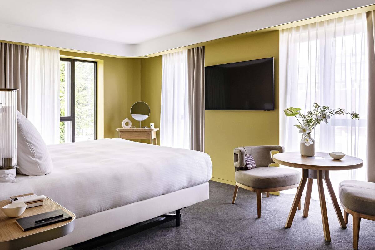 Suite Junior, 1 Tempat Tidur King | Seprai premium, minibar gratis, brankas, dan meja kerja