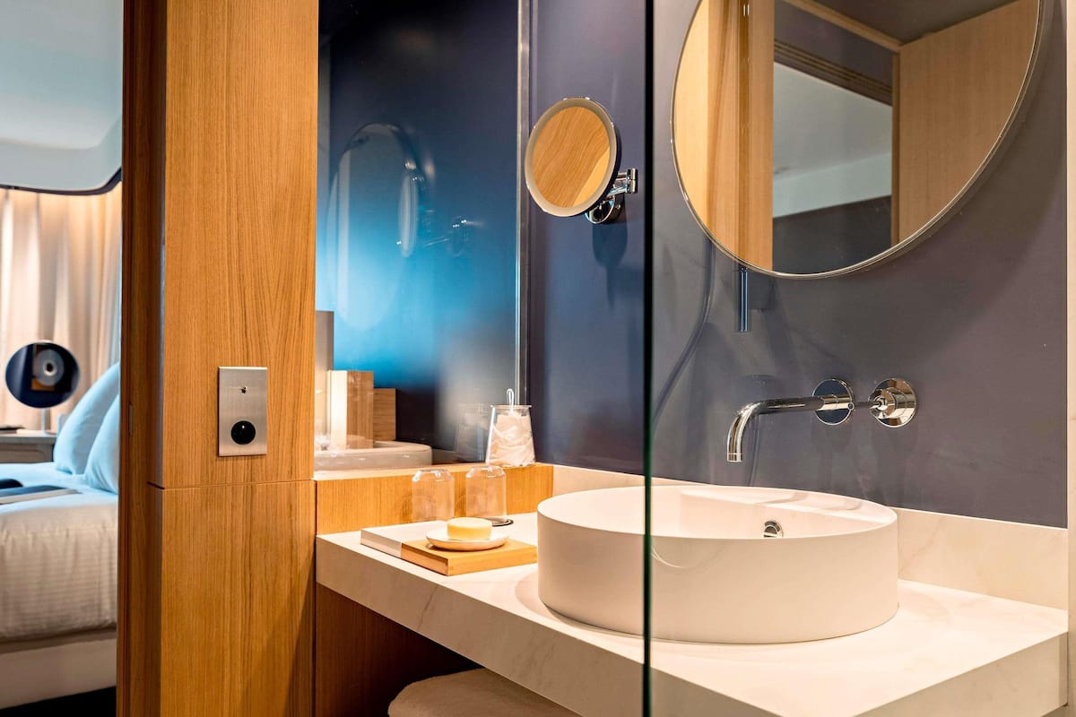 1 bedroom, premium bedding, free minibar, in-room safe