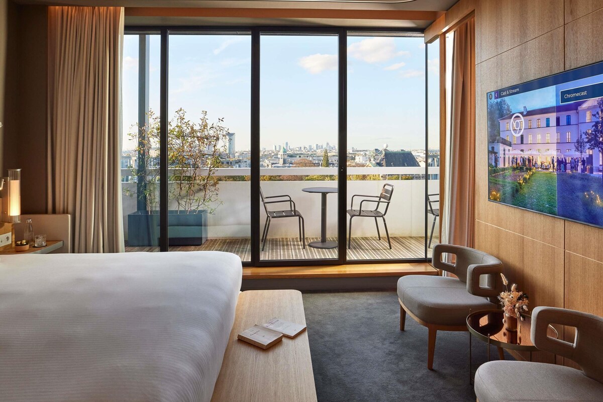 ห้องสวีท, เตียงคิงไซส์ 1 เตียง (Eiffel) | เครื่องนอนระดับพรีเมียม, มินิบาร์ฟรี, ตู้นิรภัยในห้องพัก, โต๊ะทำงาน