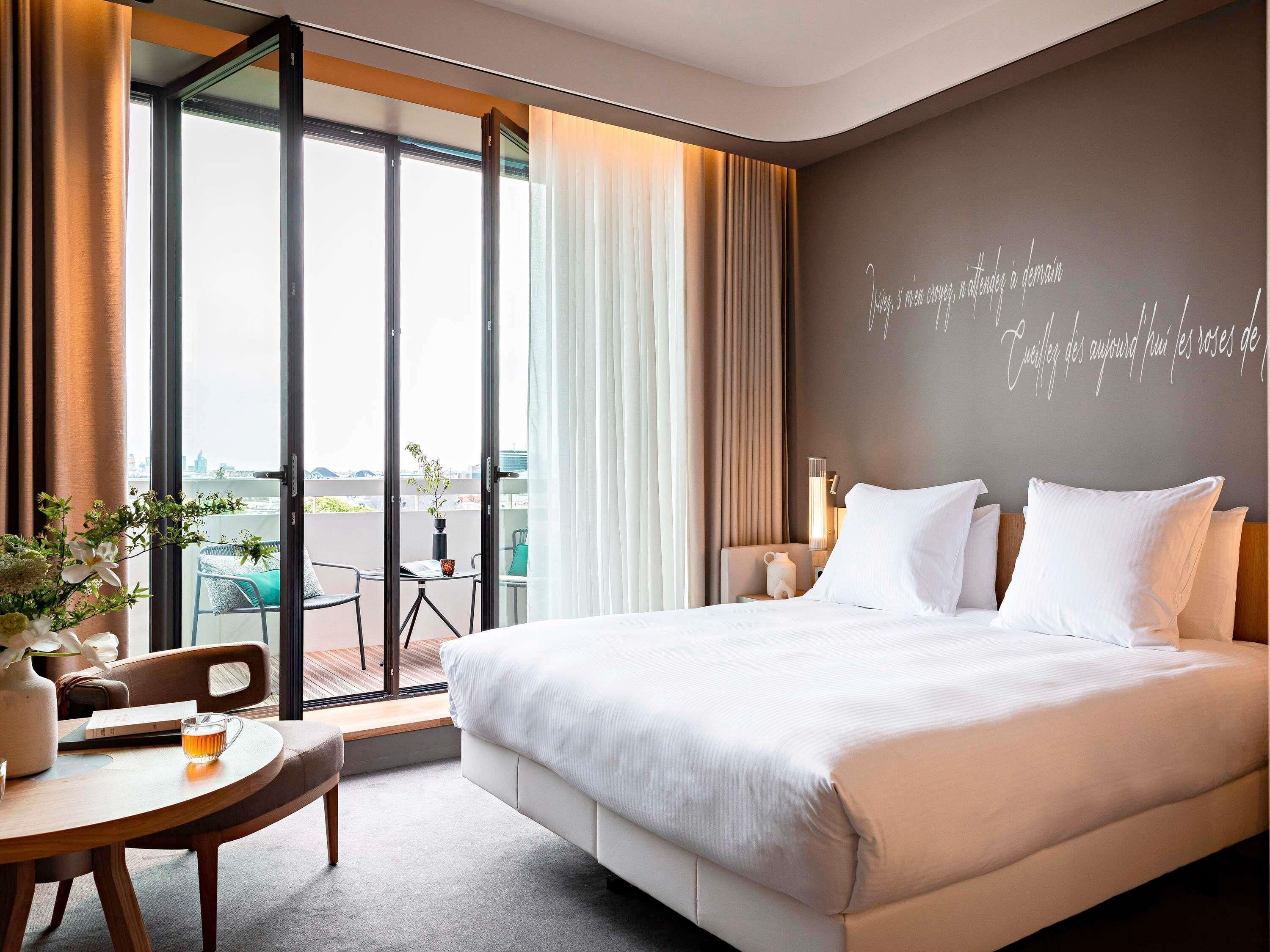 Chambre Deluxe, 1 très grand lit, balcon (Eiffel tower View) | Literie de qualité supérieure, articles gratuits dans le mini-bar