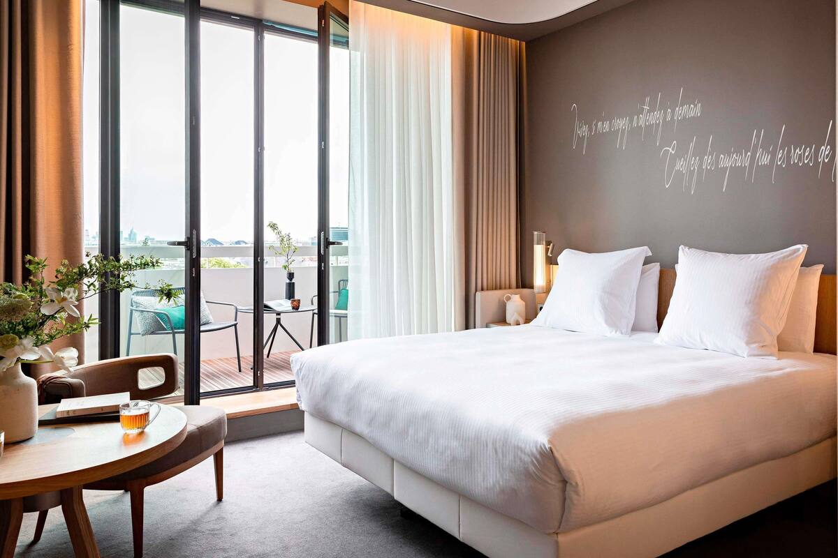 Kamar Deluks, 1 Tempat Tidur King, balkon (Eiffel tower View) | Seprai premium, minibar gratis, brankas, dan meja kerja