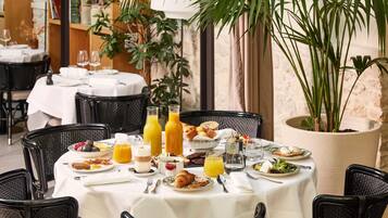 Petit déjeuner buffet servi tous les jours en supplément