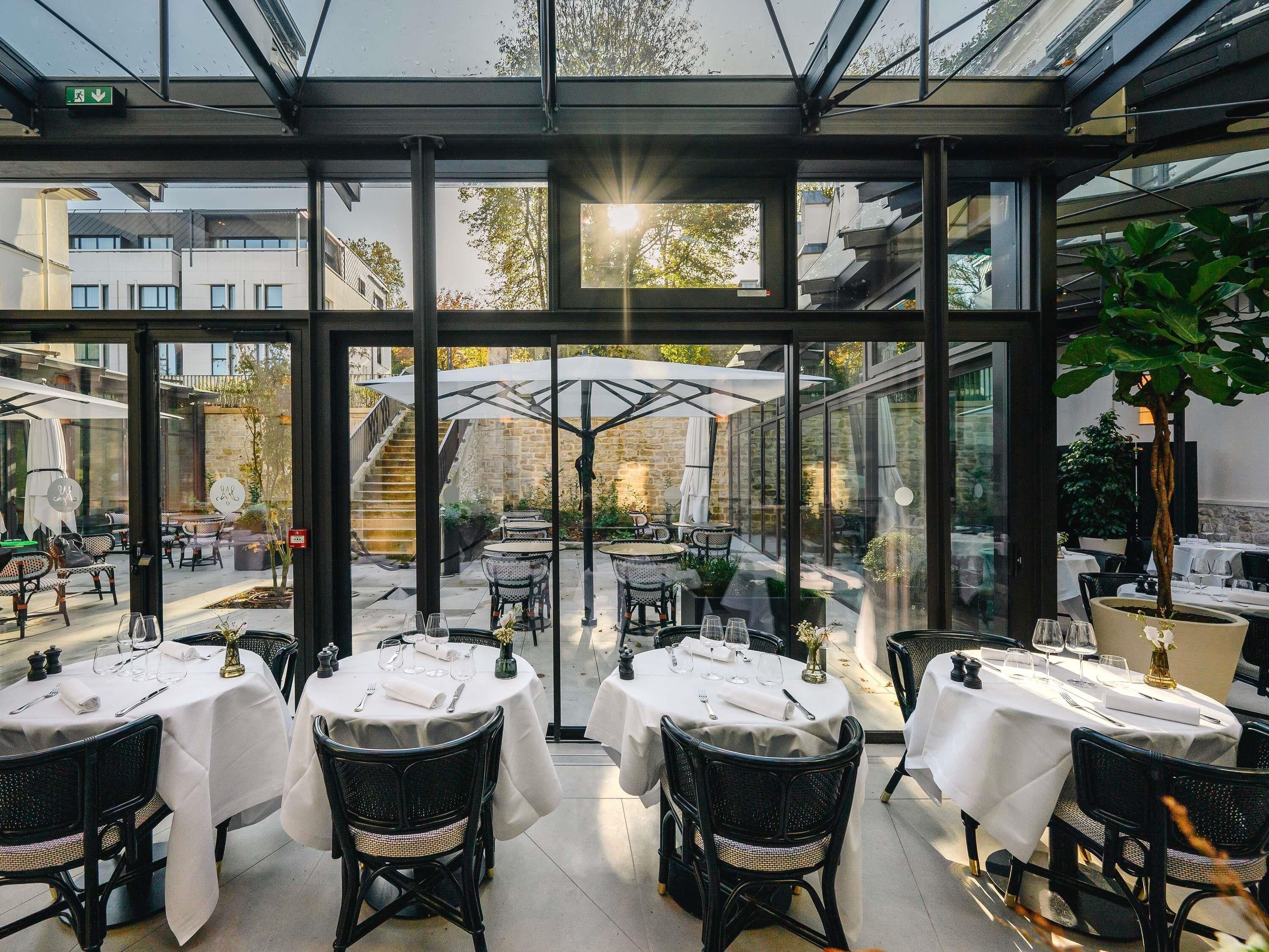 Serveert ontbijt, lunch en diner