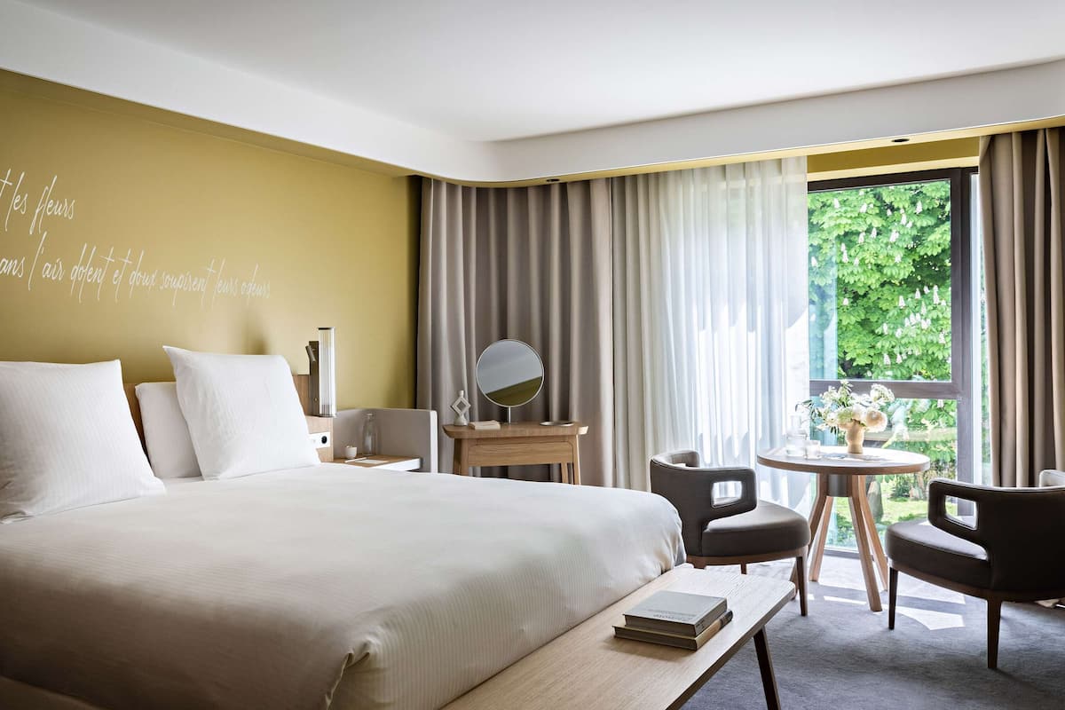 1 bedroom, premium bedding, free minibar, in-room safe
