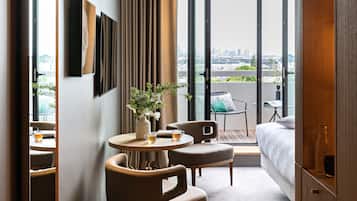 豪華客房, 1 張特大雙人床, 陽台 (Eiffel tower View) | 起居區 | 55-吋智慧型電視、衛星頻道、電視、乒乓球
