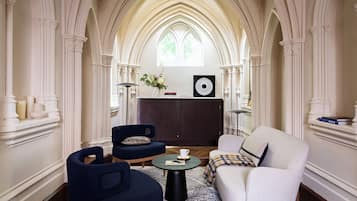 Suite, diversos llits (Chapelle) | Sala d'estar | Televisor intel·ligent, taula de tennis de taula i llibres
