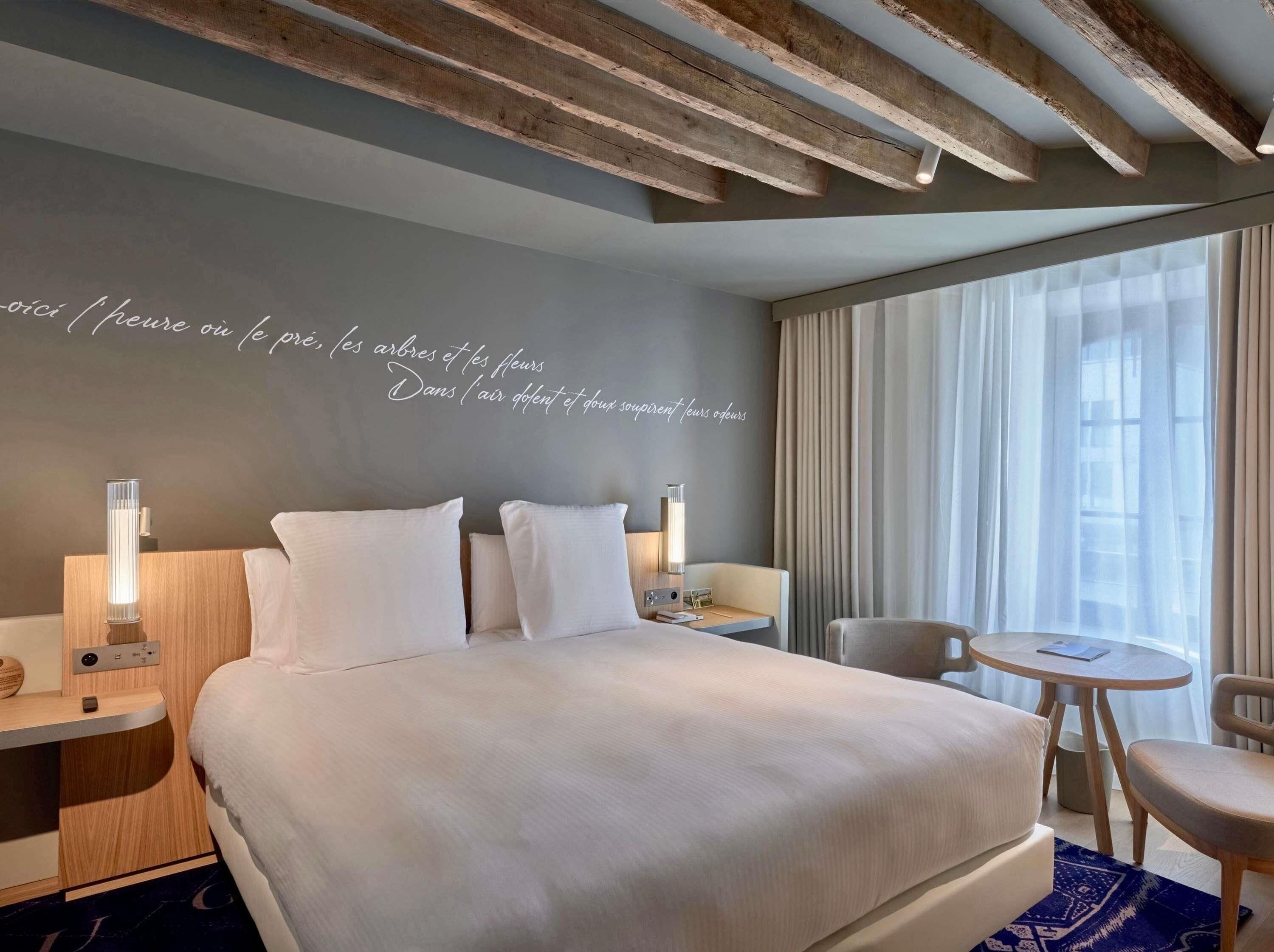 Classic Room, 1 Queen Bed | Premium bedding, free minibar, in-room safe, desk