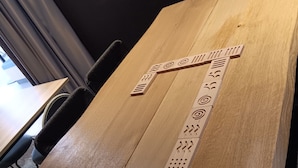 A wooden table with a wooden puzzle game. - Ibis Styles Miramas - Provence (Miramas)
