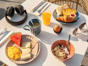 Päivittäinen buffetaamiainen maksusta