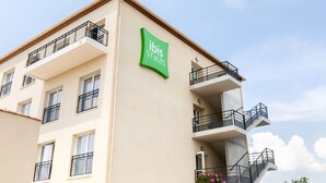 A multi-story building with a green sign reading "ibis Styles." - Ibis Styles Miramas - Provence (Miramas)