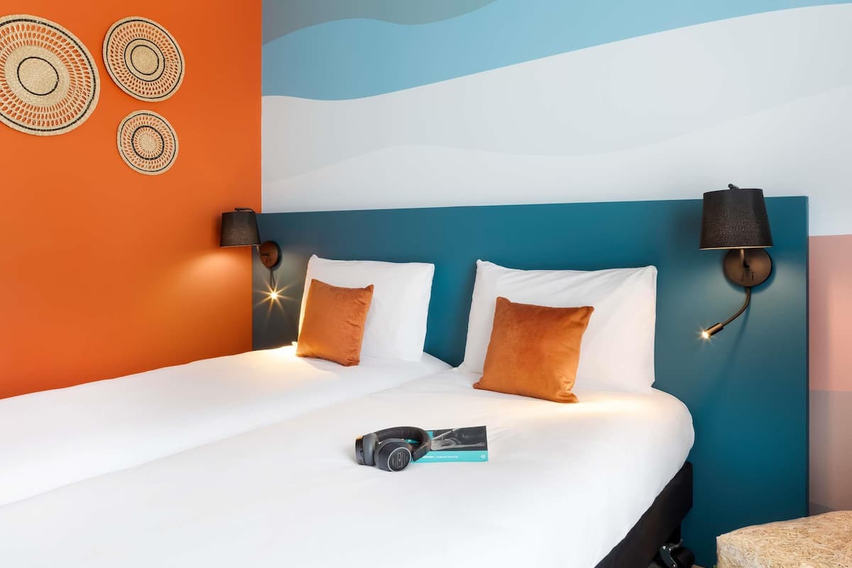 Standard-huone, 2 yhden hengen sänkyä | Ylelliset vuodevaatteet, työpöytä