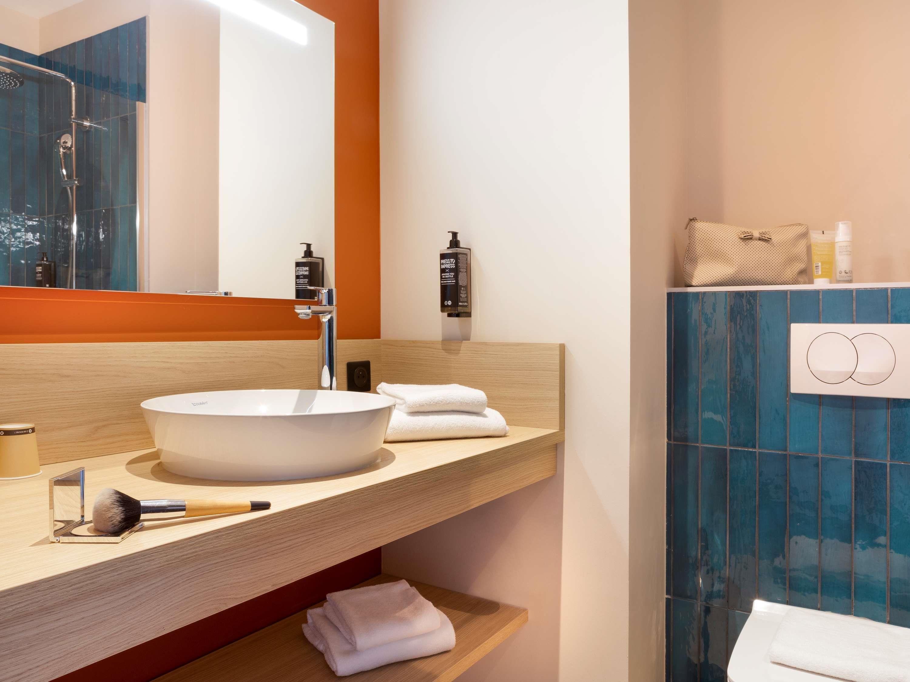 高級寝具、デスク、ノートパソコン用作業スペース、防音設備