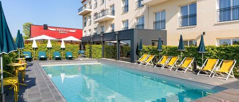 Piscine extérieure en saison