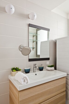 Dusche, Haartrockner, Handtücher, Seife
