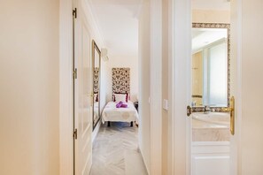 2 slaapkamers, een strijkplank/strijkijzer, gratis wifi, beddengoed