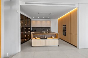 Kühlschrank, Mikrowelle, Ofen, Herdplatte