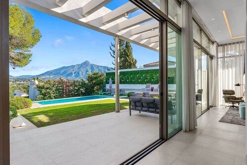 RDR234 - Amazing modern villa located minutes from beach