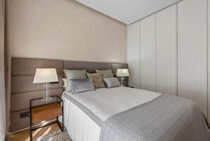 5 bedrooms, iron/ironing board, free WiFi, bed sheets