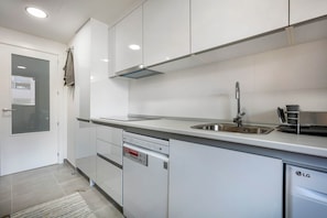 Een koelkast, een magnetron, een oven, een kookplaat