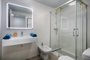 Bathtub, hair dryer, towels, soap - RDR274 - NEW 3 bedroom Apt with pool + near beach (Estepona)
