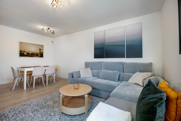 Smart TV - RDR274 - NEW 3 bedroom Apt with pool + near beach (Estepona)