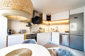 Een koelkast, een microgolfoven, een oven, een kookplaat