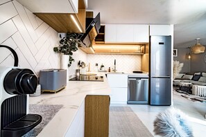 Een koelkast, een microgolfoven, een oven, een kookplaat