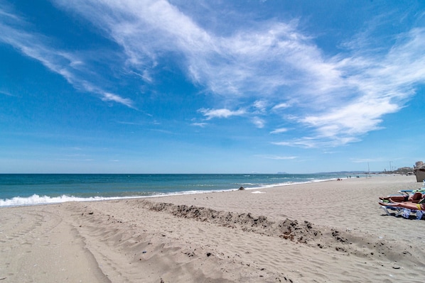 Accommodatie ligt op het strand, strandlakens