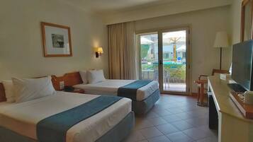 Chambre avec lits jumeaux, 2 lits une place, vue piscine | Minibar, coffres-forts dans les chambres, bureau