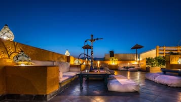 3 bars/lounges