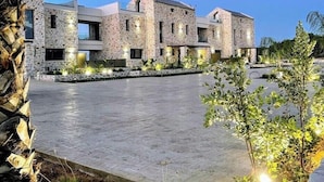 Een modern gebouw met een gevel van natuursteen en veel ramen.