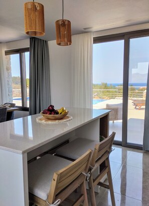 Full-sized fridge, oven, stovetop, toaster - Oinolithos Luxury Villas (Chania)