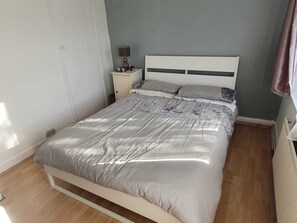 1 bedroom, iron/ironing board, free WiFi, bed sheets - Bamboo room (Greenford)