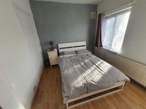 1 chambre, fer et planche à repasser, Wi-Fi gratuit, draps fournis