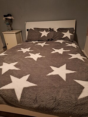 1 bedroom, iron/ironing board, free WiFi, bed sheets - Bamboo room (Greenford)