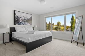 3 habitaciones, escritorio y tabla de planchar con plancha
