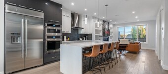 Luxury Home in Quiet Neighborhood near Downtown with Fast Wi-F & 3 Workspaces