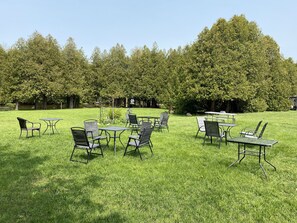 Outdoor dining - Cozy 2 bedroom river view suite with licensed restaurant on site (Elmwood)