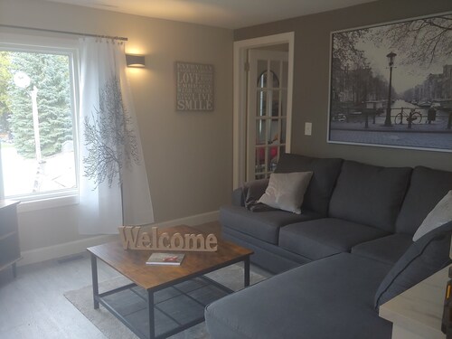 Cozy 2 bedroom river view suite with licensed restaurant on site