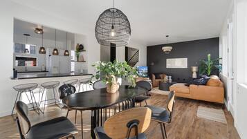 Ferienhaus, Mehrere Betten, Whirlpool | Speisen