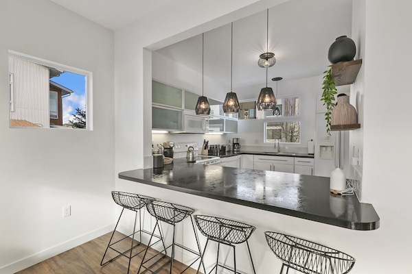 House, Multiple Beds, Hot Tub | Private kitchen | Fridge, microwave, oven, stovetop