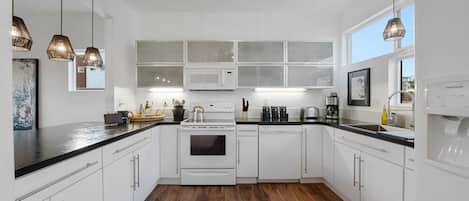 House, Multiple Beds, Hot Tub | Private kitchen | Fridge, microwave, oven, stovetop