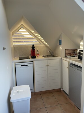 Kühlschrank, Mikrowelle, Herdplatte, Geschirrspüler