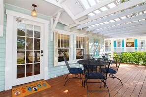 Outdoor dining - Charming Bungalow Downtown (Dunedin)