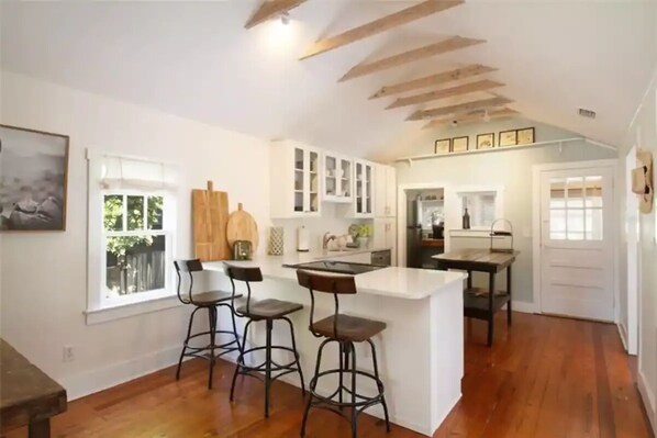 Fridge, microwave, oven, stovetop - Charming Bungalow Downtown (Dunedin)