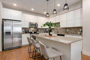 타운홈, 침대(여러 개), 파티오 | 전용 주방 | 냉장고, 전자레인지, 오븐, 쿡탑