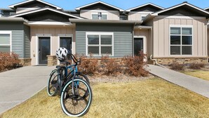 A row of modern townhouses with a front bike rack and a clear driveway. - Urban Oasis near Breweries & Old Town - Free Bikes (Fort Collins)