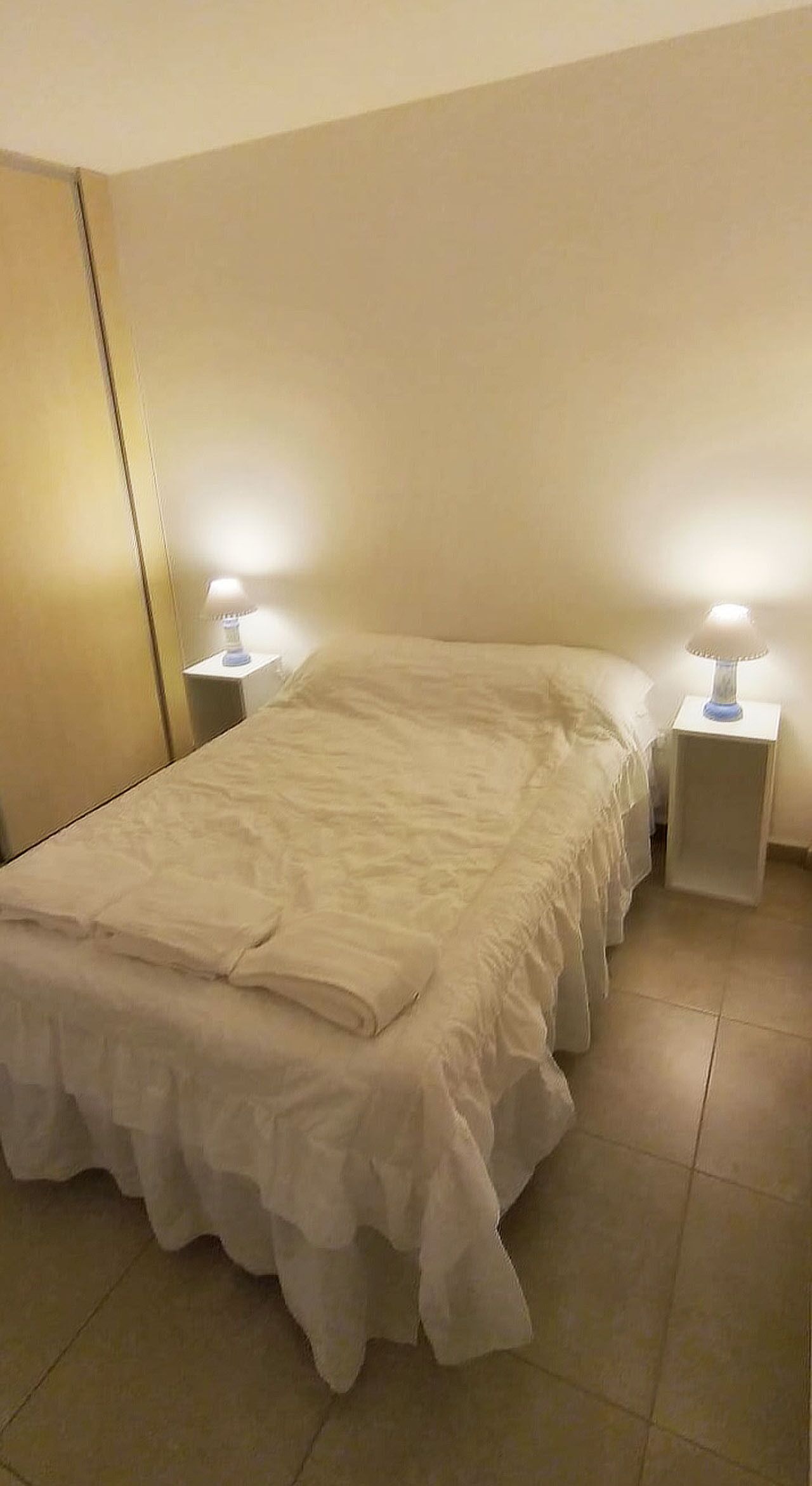 2 habitaciones, tabla de planchar con plancha y cuna de viaje 