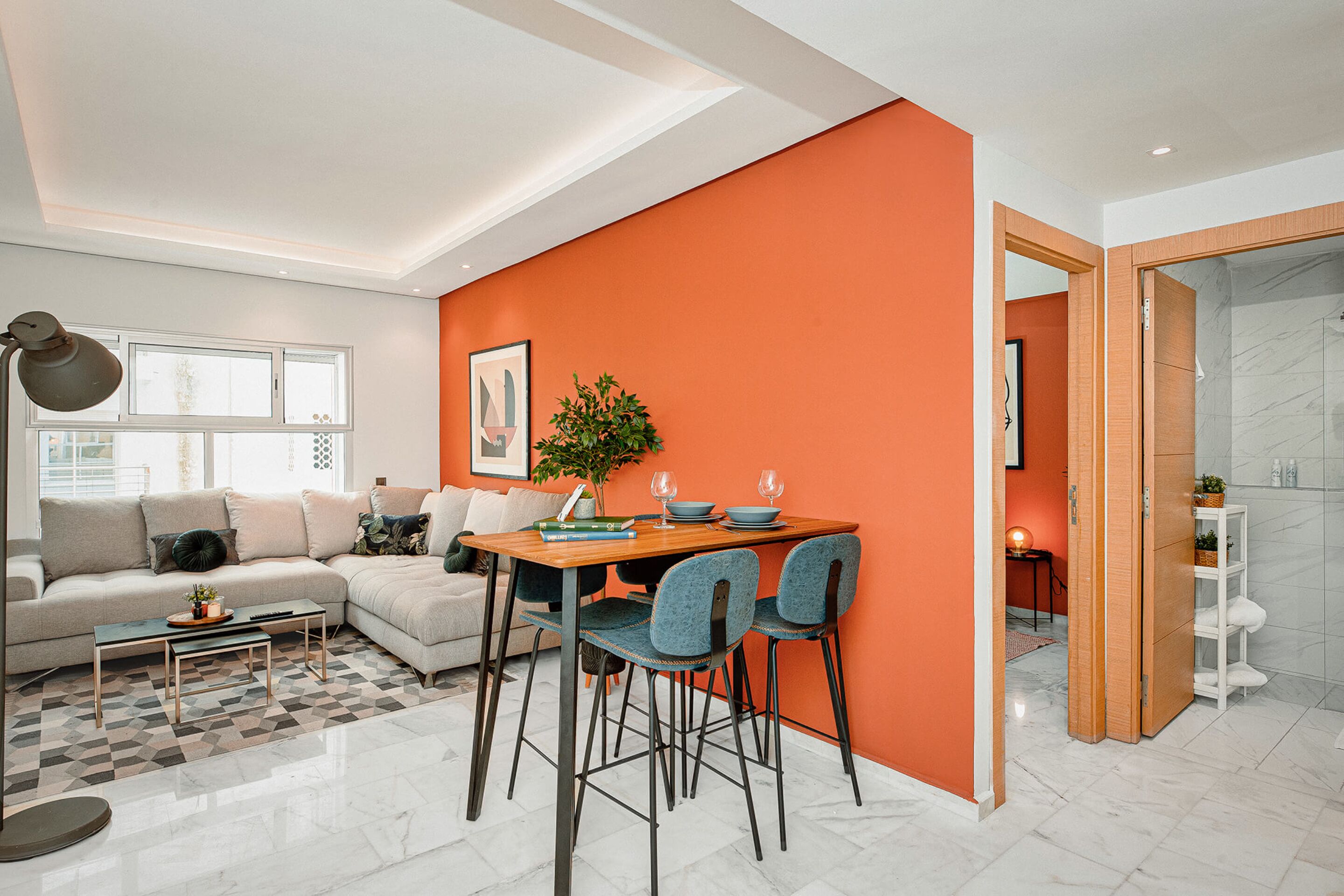 Un salon moderne avec un coin repas, comprenant un canapé, une table basse et une table à manger avec des chaises.