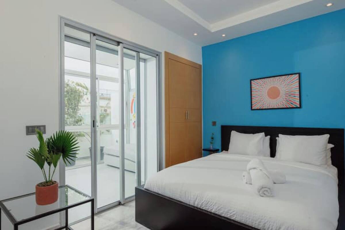 1 quarto, cofres nos quartos, ferros/tábuas de passar roupa